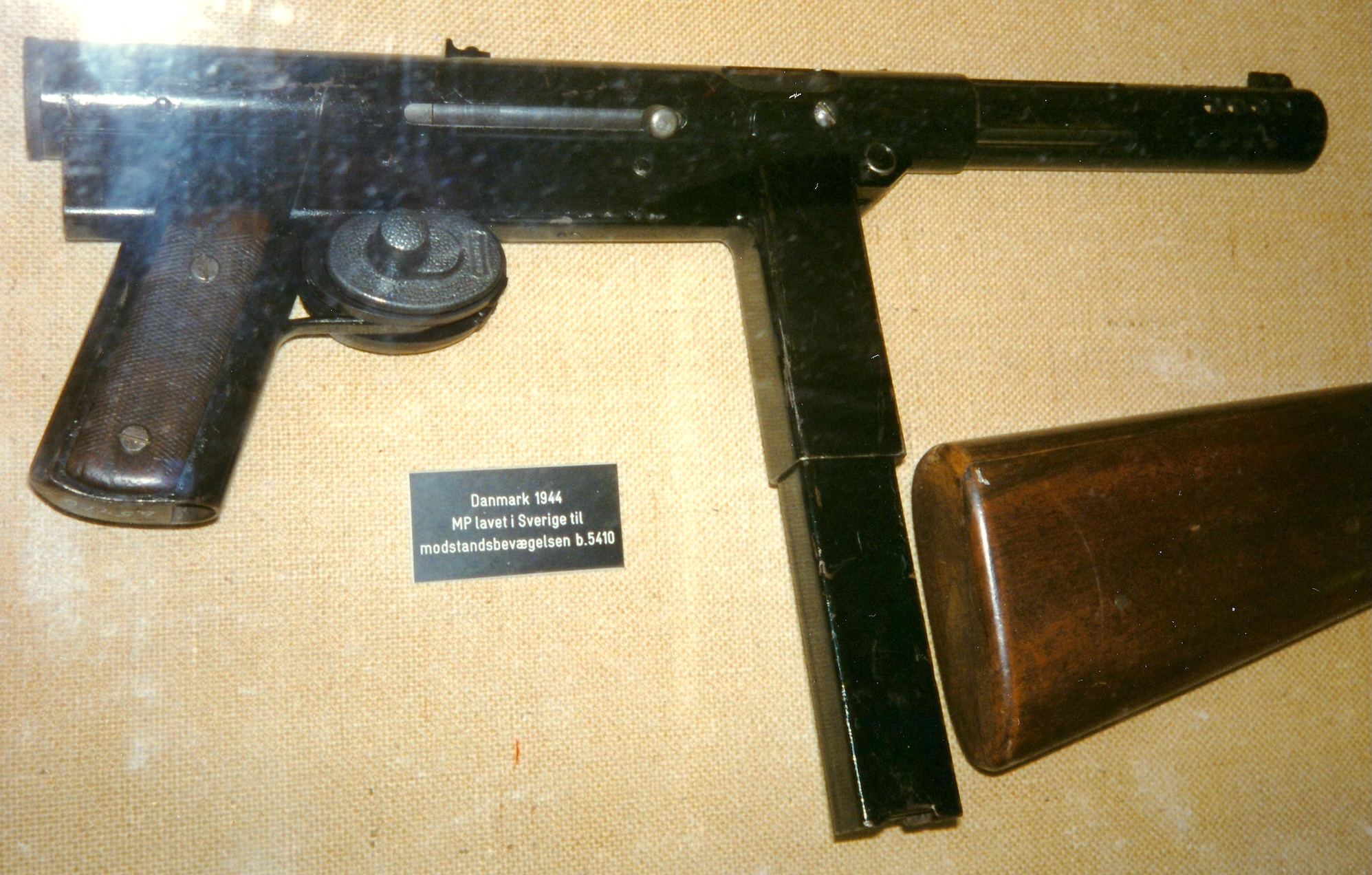Foto af NG MP fremstillet i Sverige 1944 til modstandsbevægelsen Tøjhuset 1997