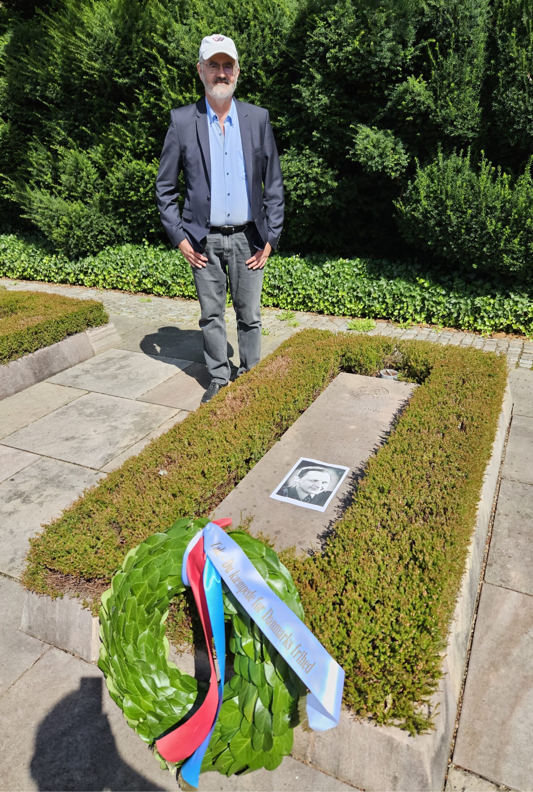 Niels Gyrsting ved Robert Jensens grav i Mindelunden